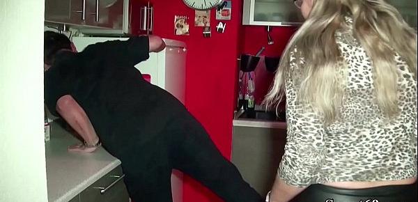 DEUTSCHE MUTTER SCHNAPPT SICH JUNGEN HANDWERKER ZUM FICKEN